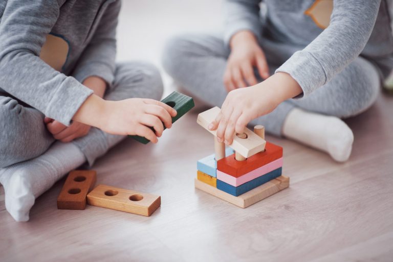 Viete, čo je naozaj Montessori prístup k výchove a aké sú montessori hračky?