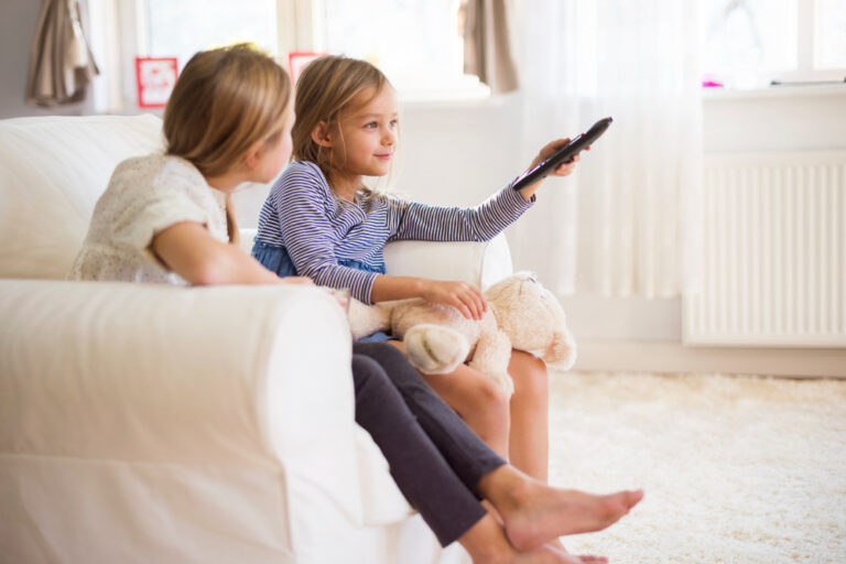 Zabrániť deťom v používaní mobilov a televízie? Ako nastaviť zdravé hranice bez konfliktov